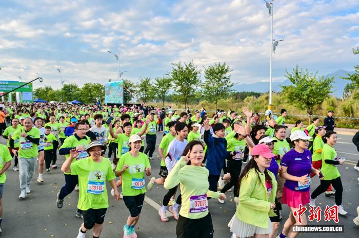 2025和美乡村健康跑收官站富川开跑 瑶乡画卷与科