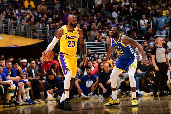 湖人豪取七连胜 詹姆斯准三双助队掀翻太阳