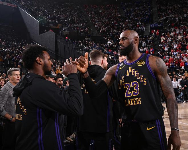 湖人豪取七连胜 詹姆斯准三双助队掀翻太阳