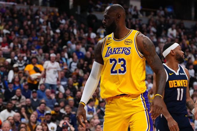 湖人豪取七连胜 詹姆斯准三双助队掀翻太阳