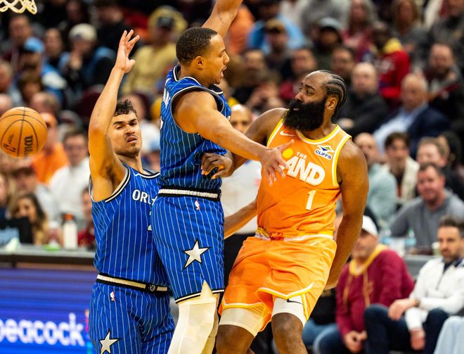 哈登26分米切尔42分 骑士力克魔术迎四连胜