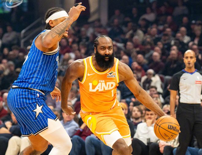 哈登26分米切尔42分 骑士力克魔术迎四连胜