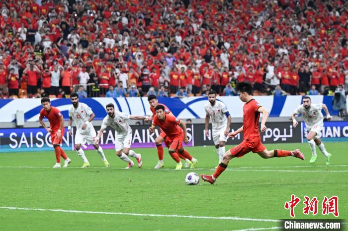 王钰栋点球绝杀锁定胜局，中国男足世预赛收官