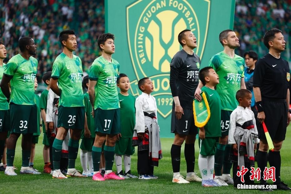 藏族少年化身球童 蓝哈达环绕中超赛场