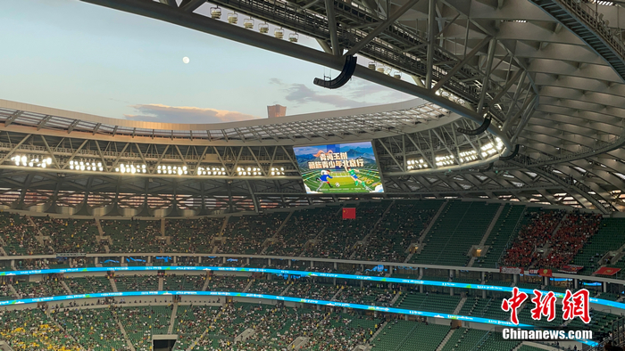 藏族少年化身球童 蓝哈达环绕中超赛场