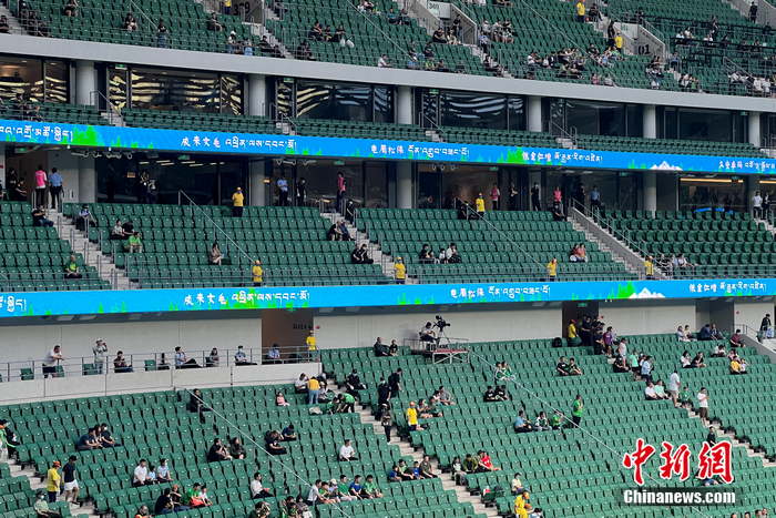 藏族少年化身球童 蓝哈达环绕中超赛场