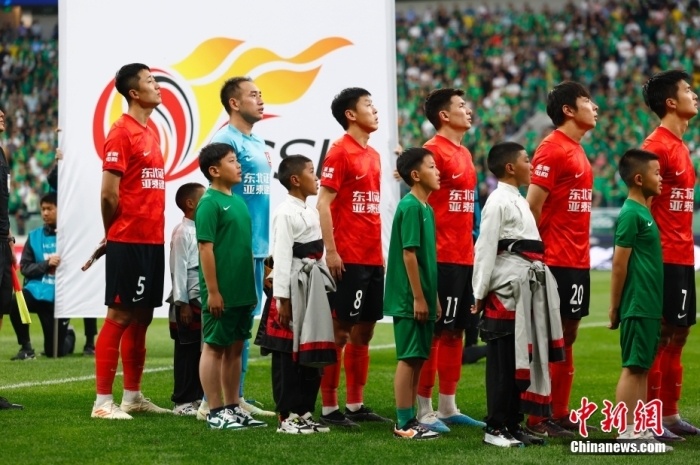 藏族少年化身球童 蓝哈达环绕中超赛场