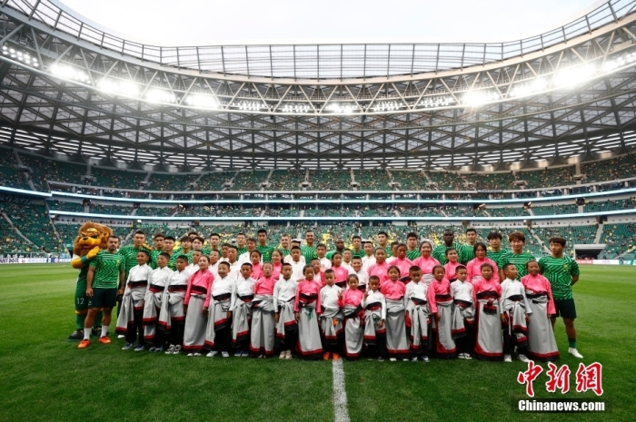 藏族少年化身球童 蓝哈达环绕中超赛场