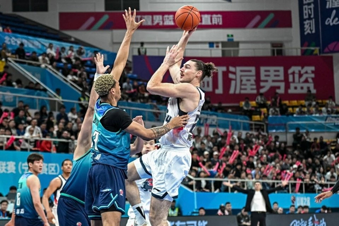 山东男篮惨败宁波暴露季后赛隐患 邱彪临场指挥