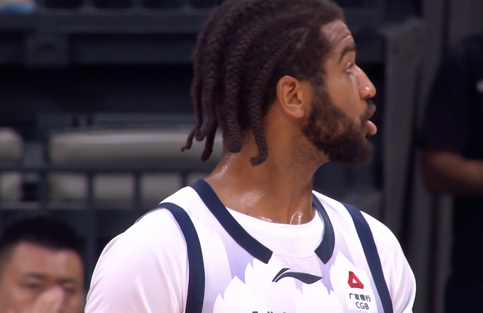 山东男篮客场掀翻深圳终结15连胜 五连败终结迎